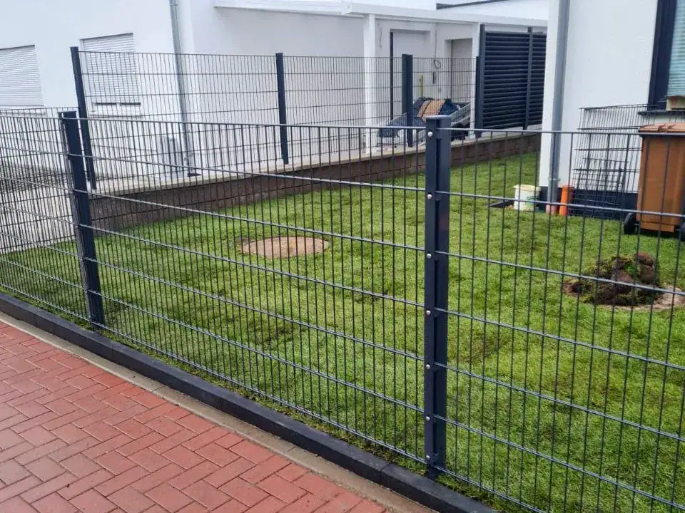 Doppelstabmattenzaun in Anthrazit, montiert im Rhein-Main-Gebiet