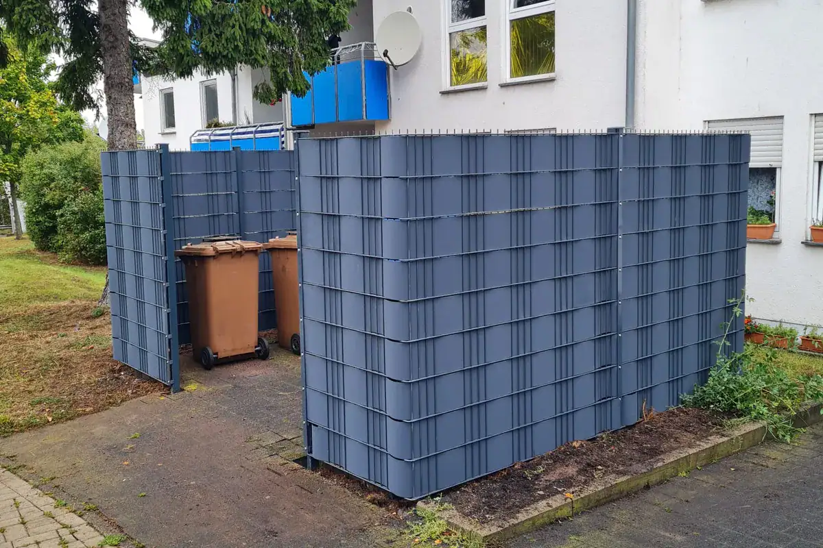 Mülltonnen-Einhausung 1,83 m aus Doppelstabmatten mit Sichtschutz am Mehrfamilienhaus in Bad Vilbel-Dortelweil