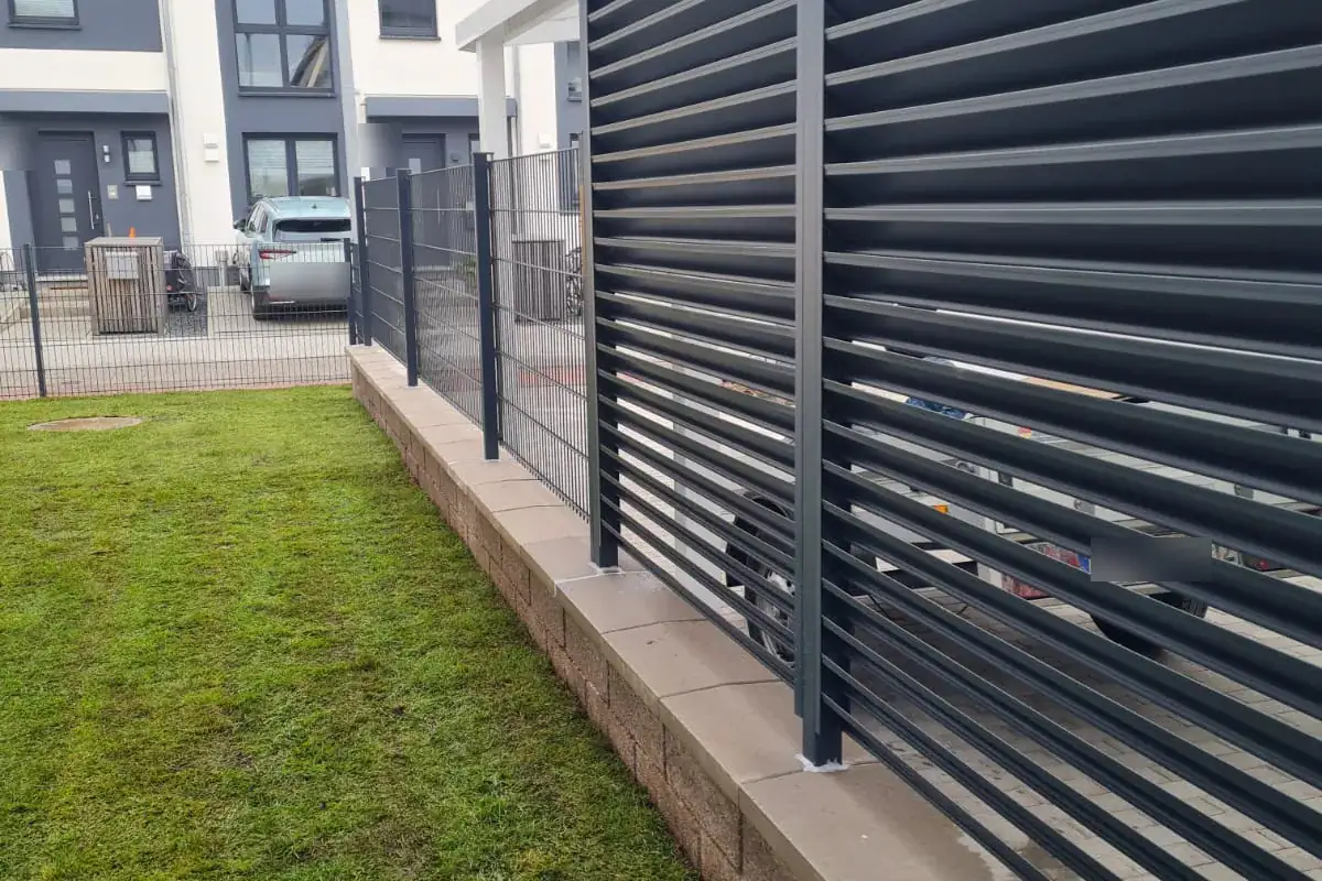 Sichtschutz-Lamellenwand 1,83 m und Doppelstabmattenzaun 1,23 m am Neubau in Bad Homburg Ober-Erlenbach
