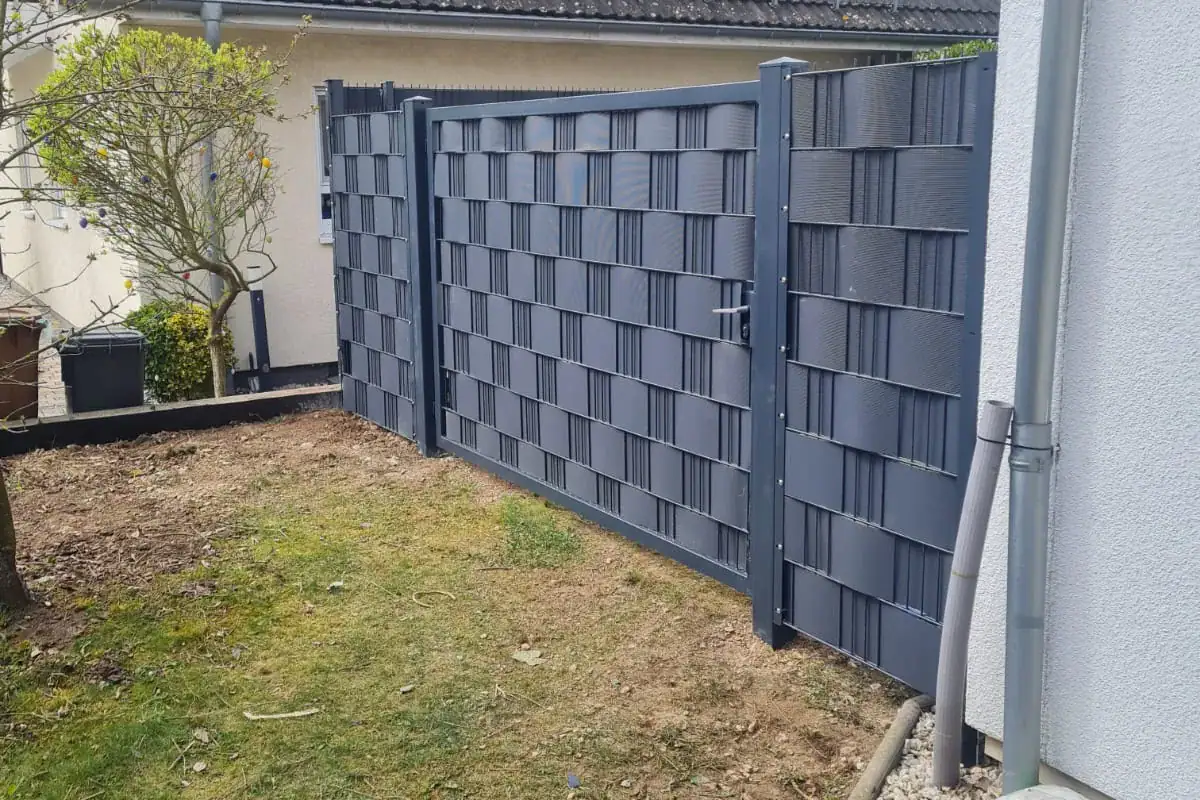 Sichtschutzzaun 1,83 m aus Doppelstabmatten mit Gartentor in Oberursel-Bommersheim