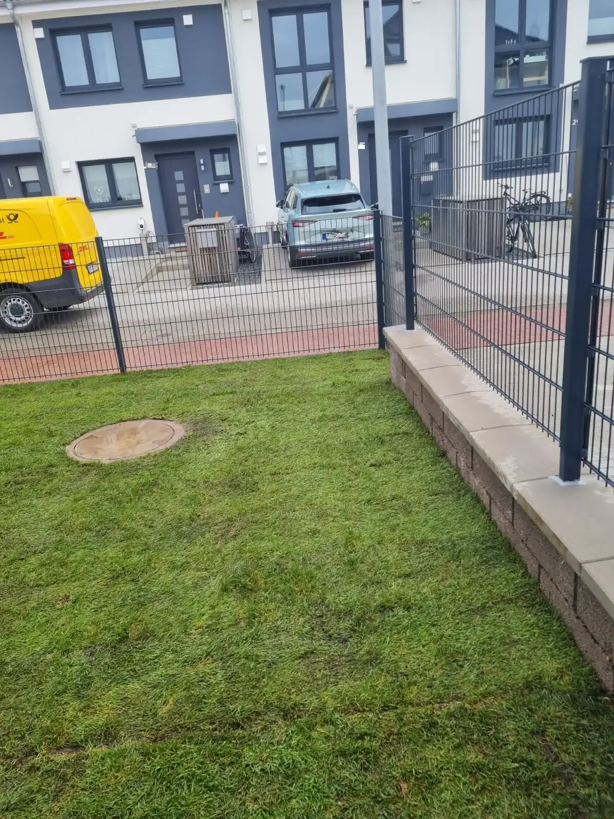 Doppelstabmattenzaun entlang der Grundstücksgrenze in Bad Homburg Ober-Erlenbach