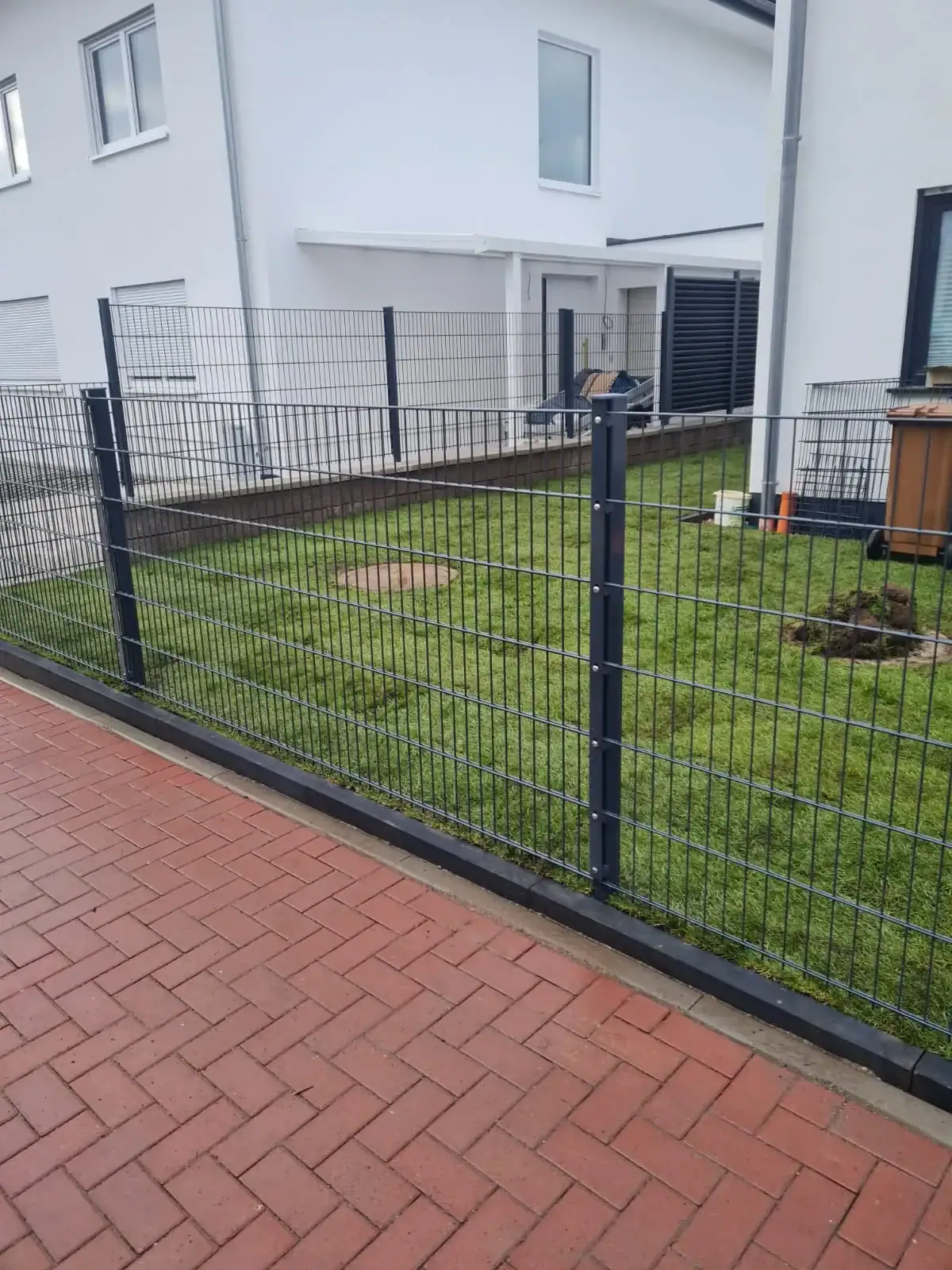 Doppelstabmattenzaun in Anthrazit an einem Neubau in Bad Homburg Ober-Erlenbach