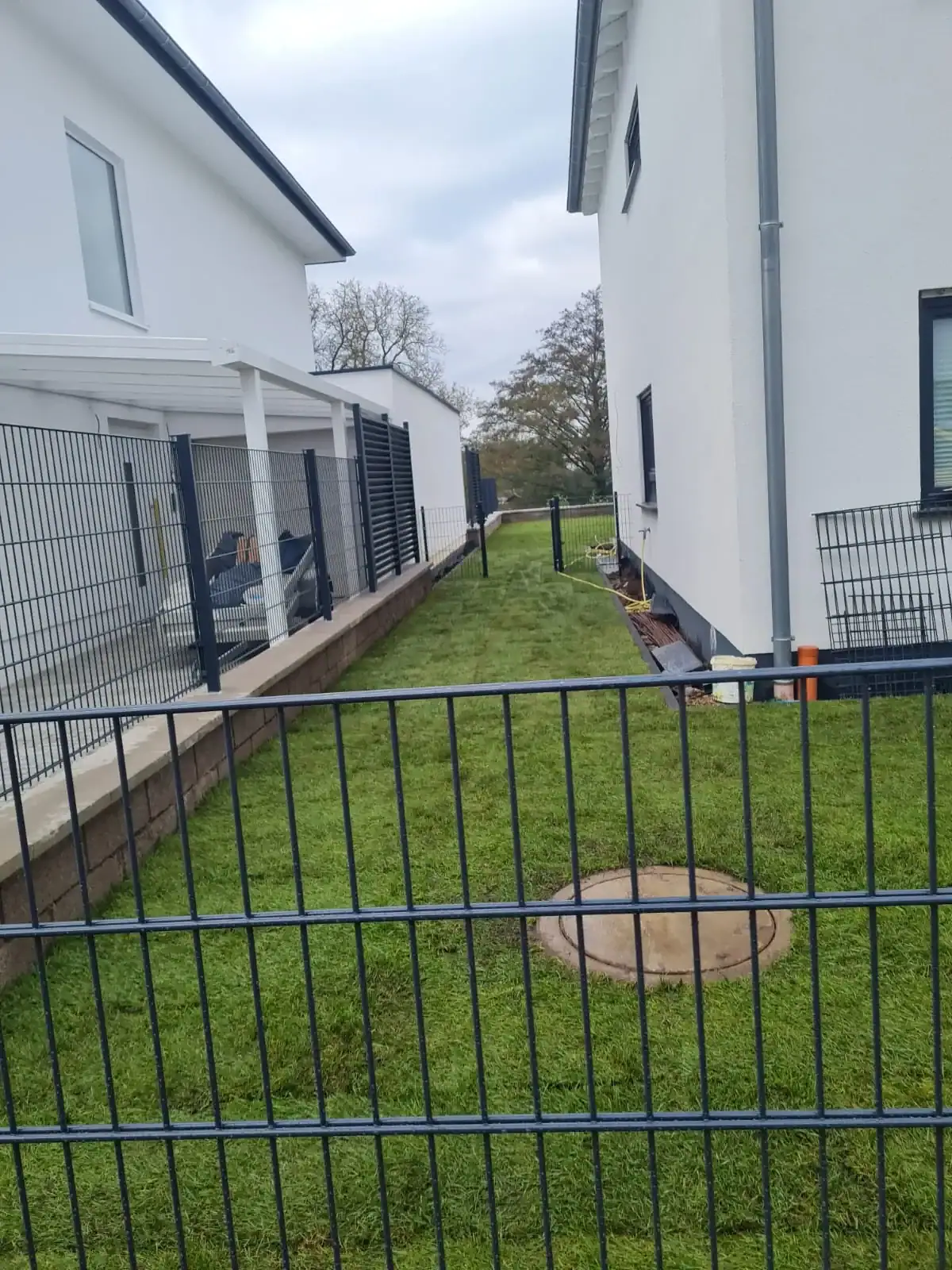 Fertige Zaunanlage am Neubau in Bad Homburg Ober-Erlenbach