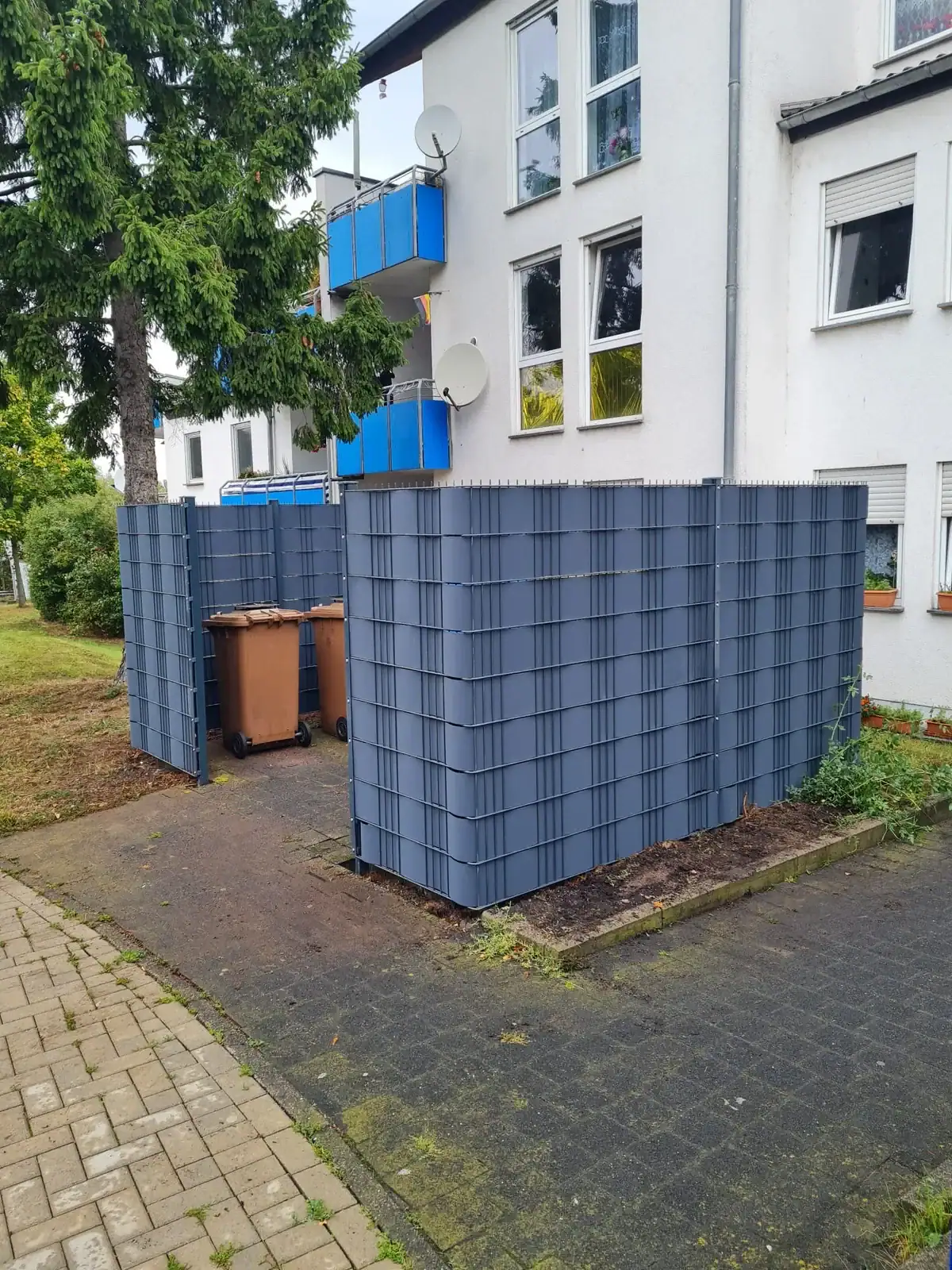 Mülltonnen-Einhausung aus Doppelstabmatten mit Sichtschutzstreifen in Bad Vilbel Dortelweil