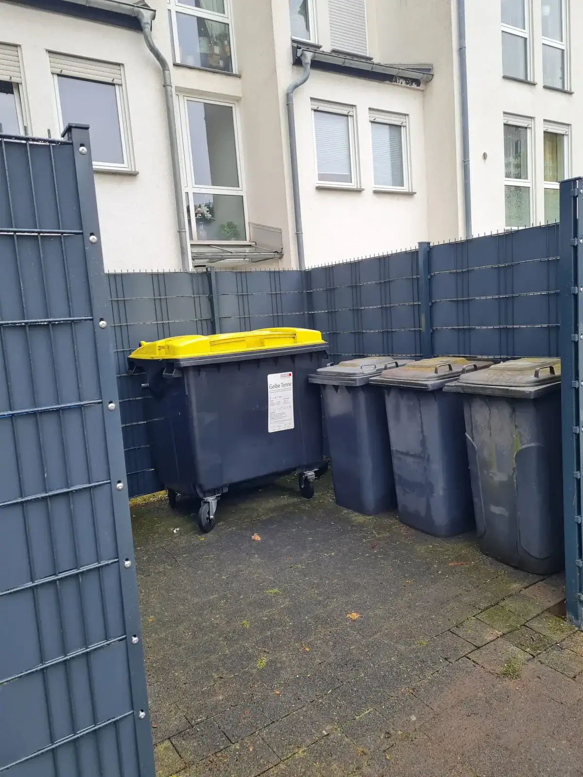 Einhausung mit Toranlage in Bad Vilbel Dortelweil