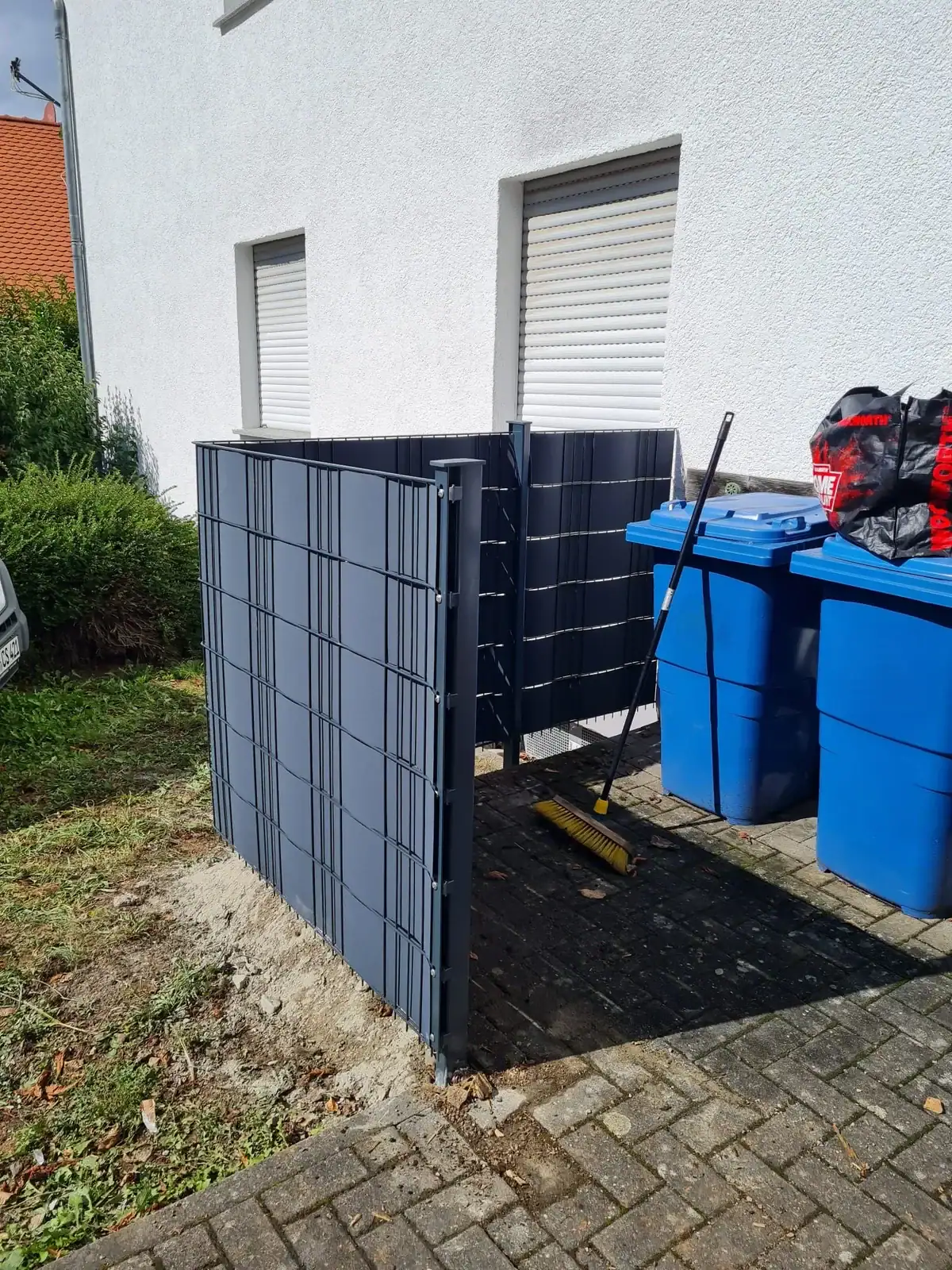 Einhausung für Mülltonnen aus Doppelstabmatten mit Sichtschutzstreifen in Hattersheim
