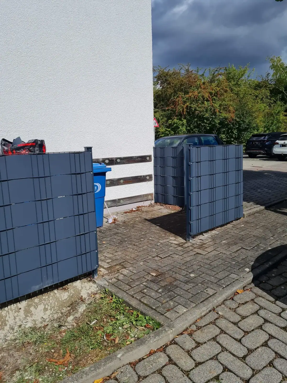 Zwei Einhausungen an der Wohnanlage in Hattersheim