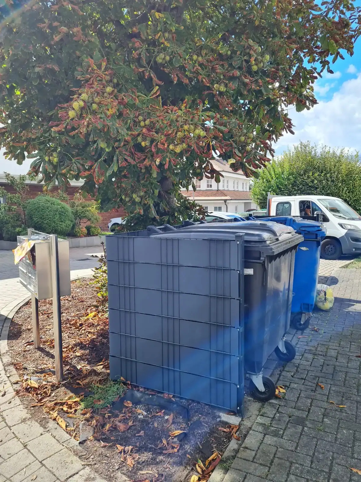 Mülltonnen-Einhausung aus Doppelstabmatten mit Sichtschutzstreifen in Idstein