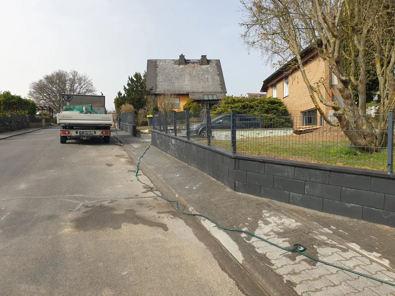 Straßenseitige Ansicht des Zauns auf der Stützmauer in Hofheim-Marxheim