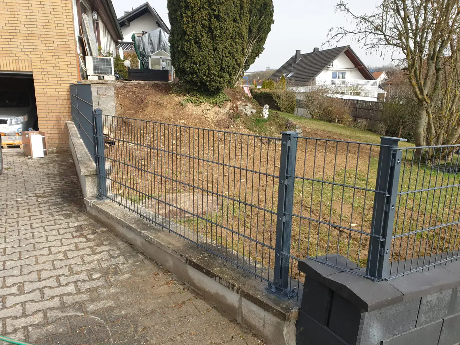 Zaunverlauf auf der Mauerkrone in Hofheim-Marxheim