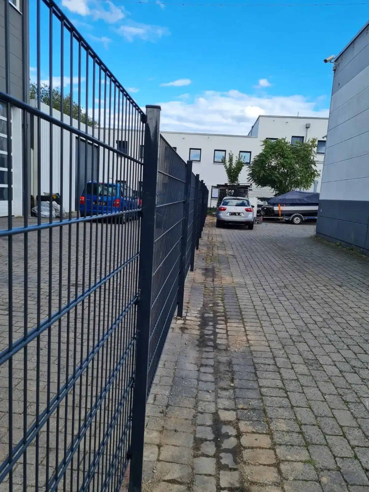 Doppelstabmattenzaun als Abgrenzung eines Gewerbegrundstücks in Kelkheim