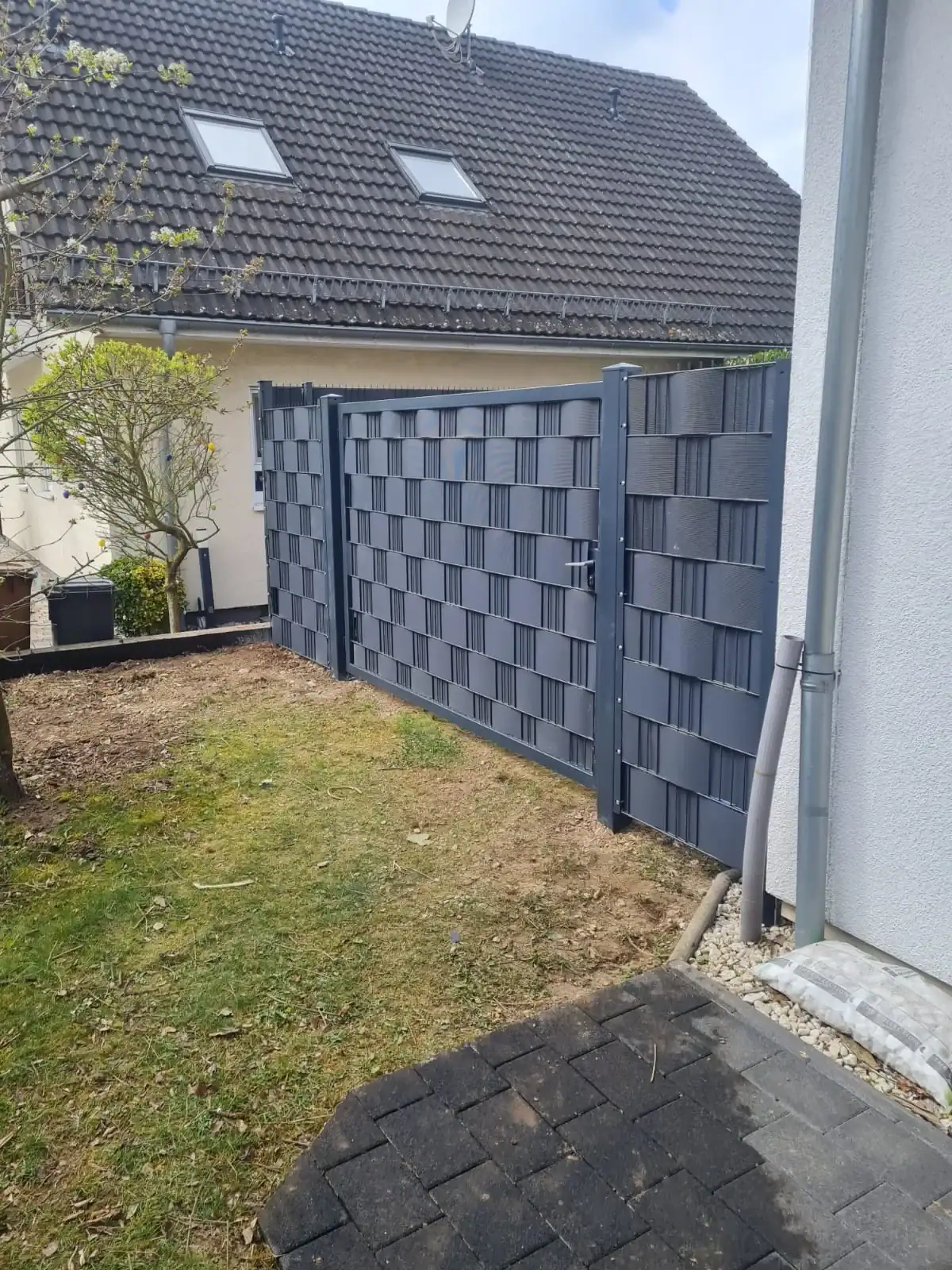 Doppelstabmattenzaun mit Sichtschutzstreifen und Gartentor in Oberursel-Bommersheim, anthrazit