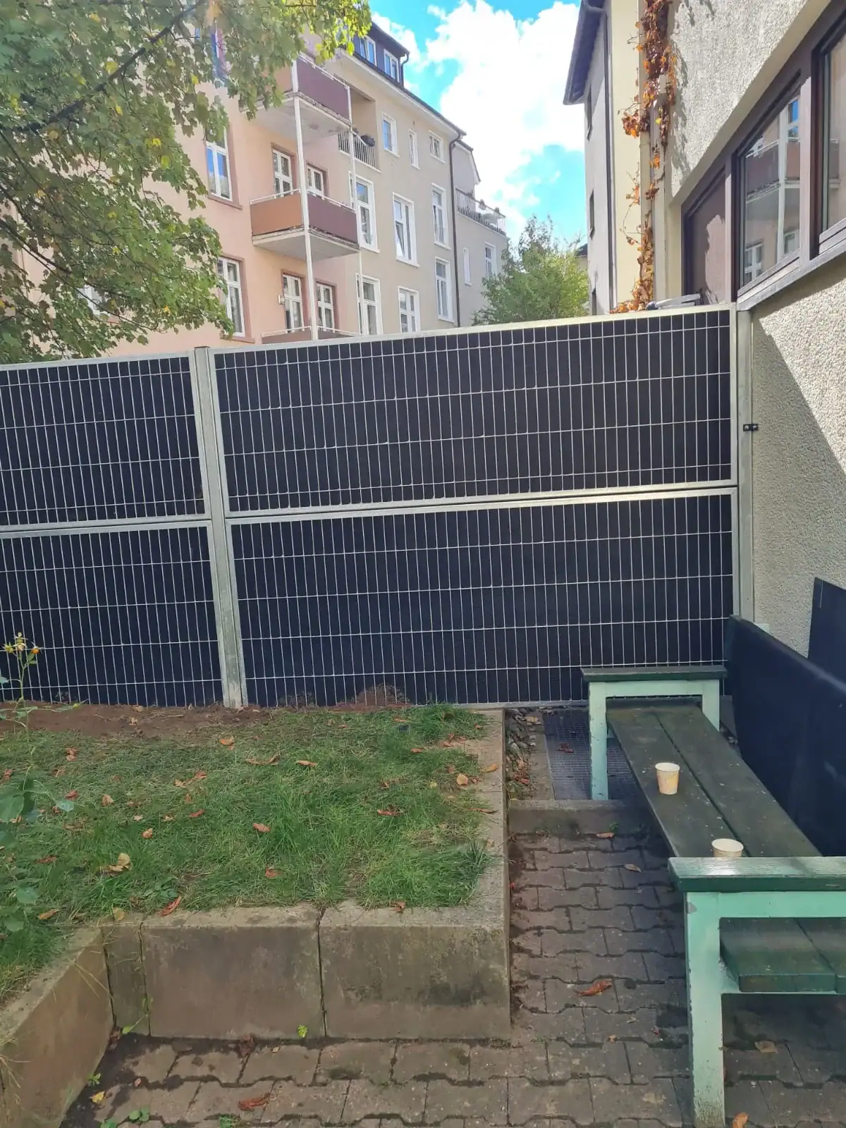 Seitliche Ansicht der Zaunanlage mit Lärmschutzelementen in Dreieich-Sprendlingen