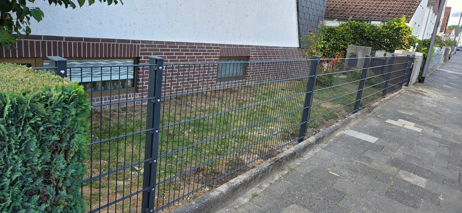 Niedriger Doppelstabmattenzaun 1,03 m entlang des Gehwegs am Vorgarten in Kelkheim
