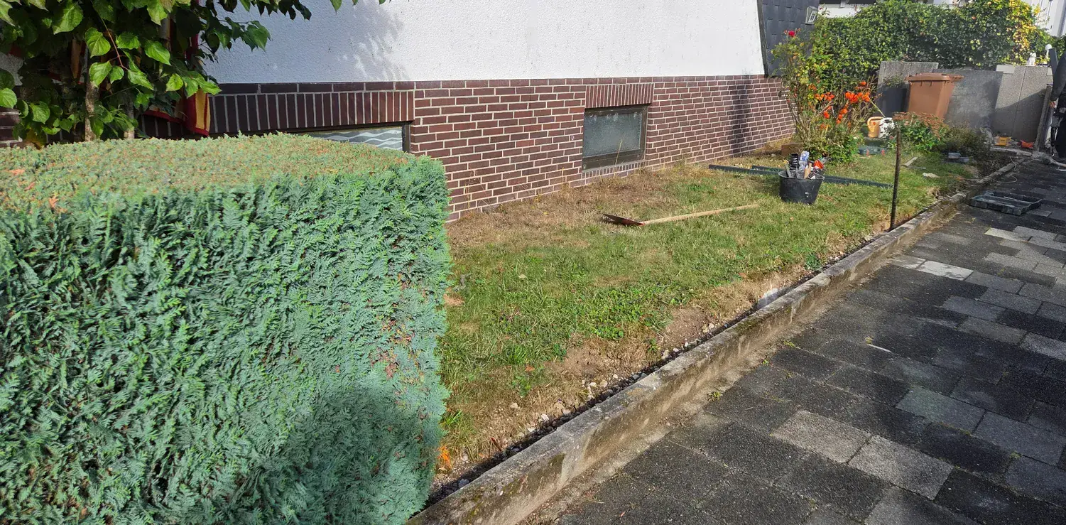 Vorgarten in Kelkheim vor der Zaunmontage, offen bis zur Gehwegkante